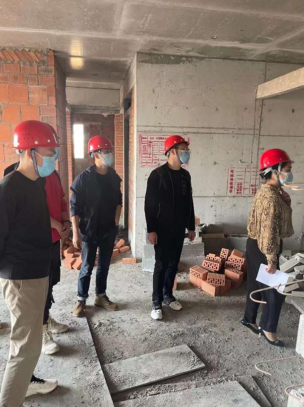 公司營(yíng)銷(xiāo)部新同事一起參觀(guān)考察公司正在供貨項(xiàng)目，天氣舒適！